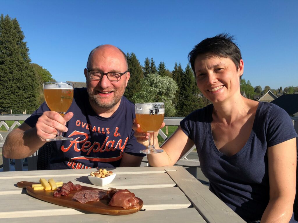 Laurence et Denis en buvant des bières locales - Peak Beer et Blanche de Bellevaux